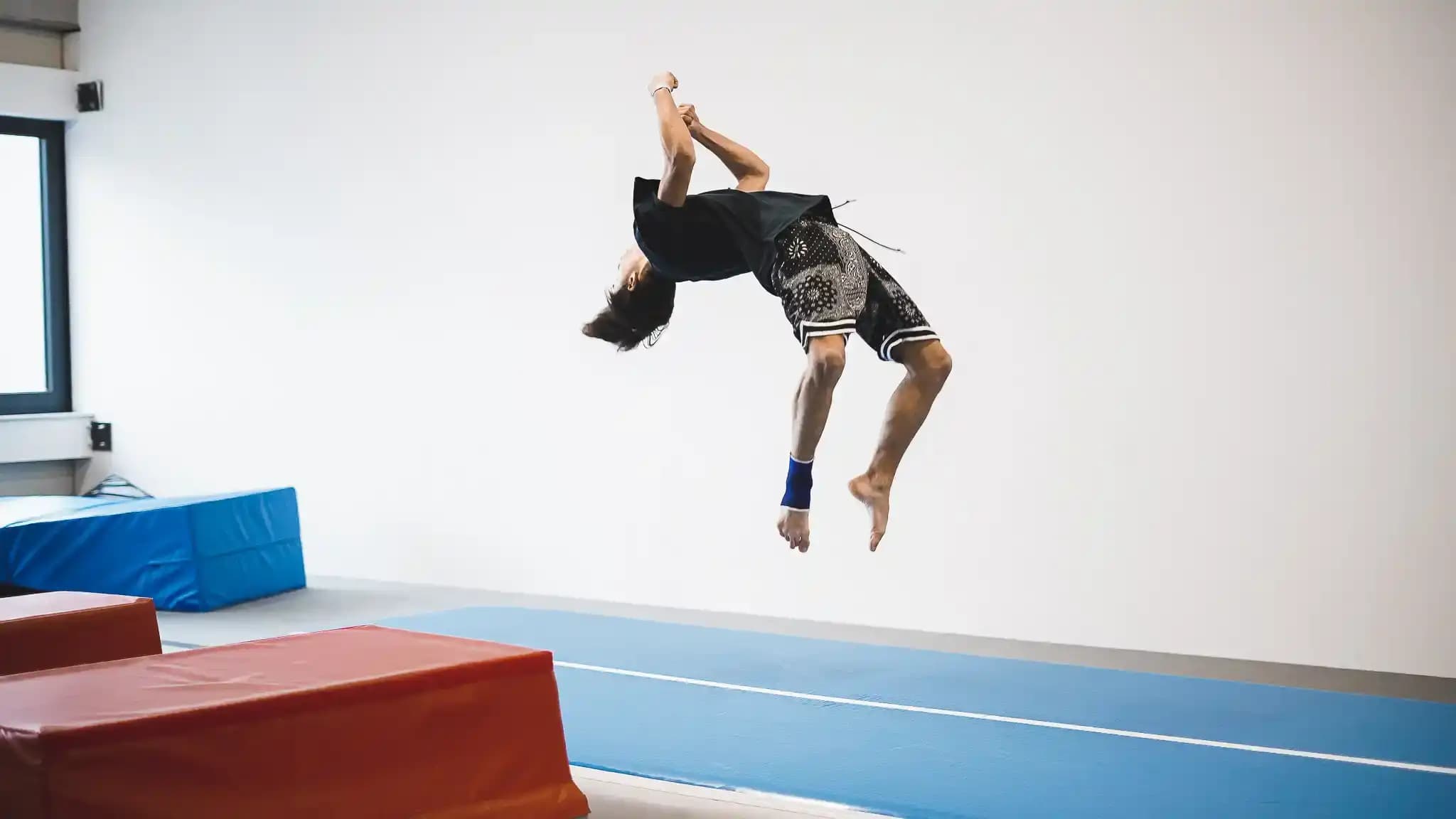 parkour skok na airtracku