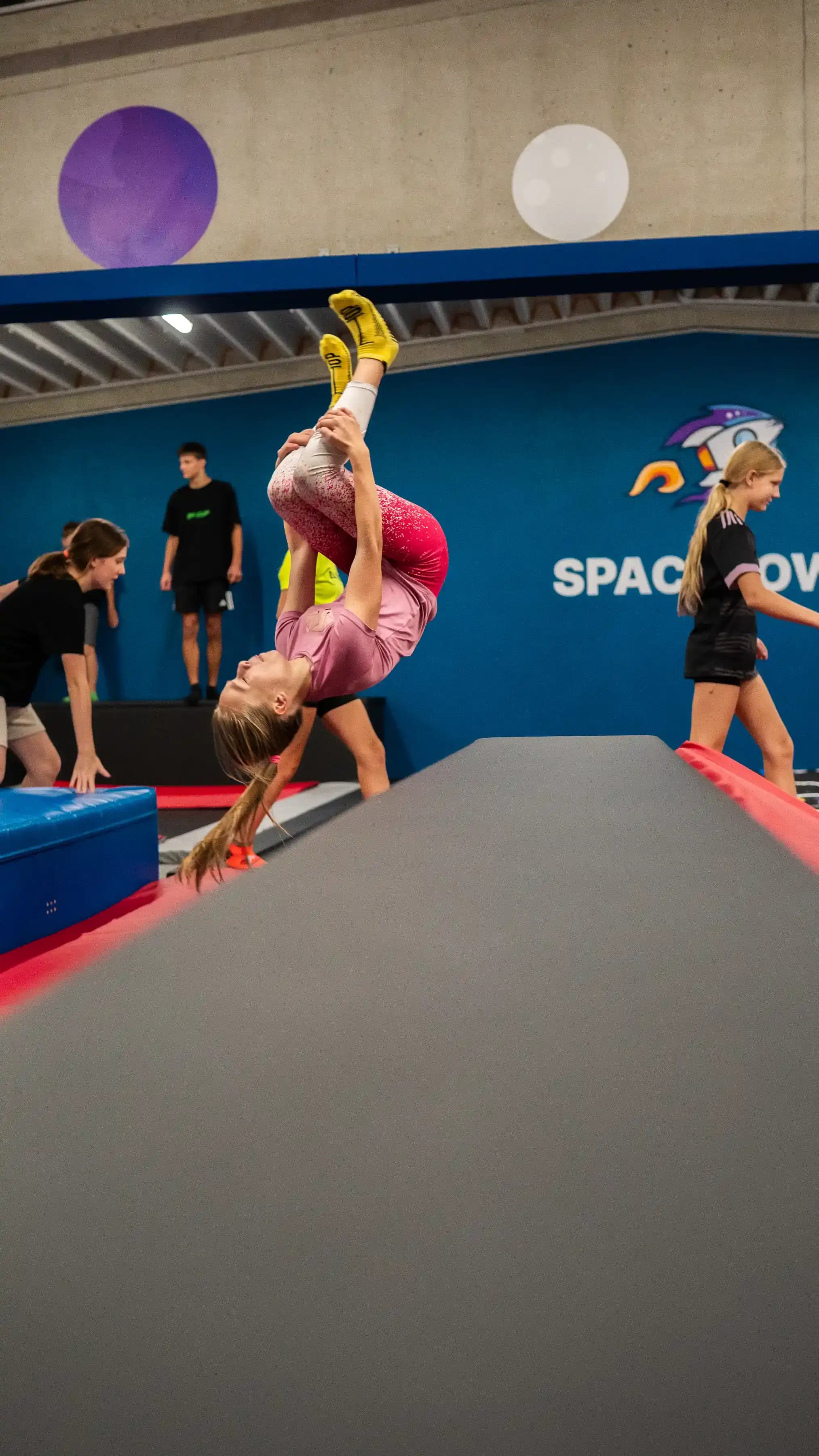 skok v trampolinove zone