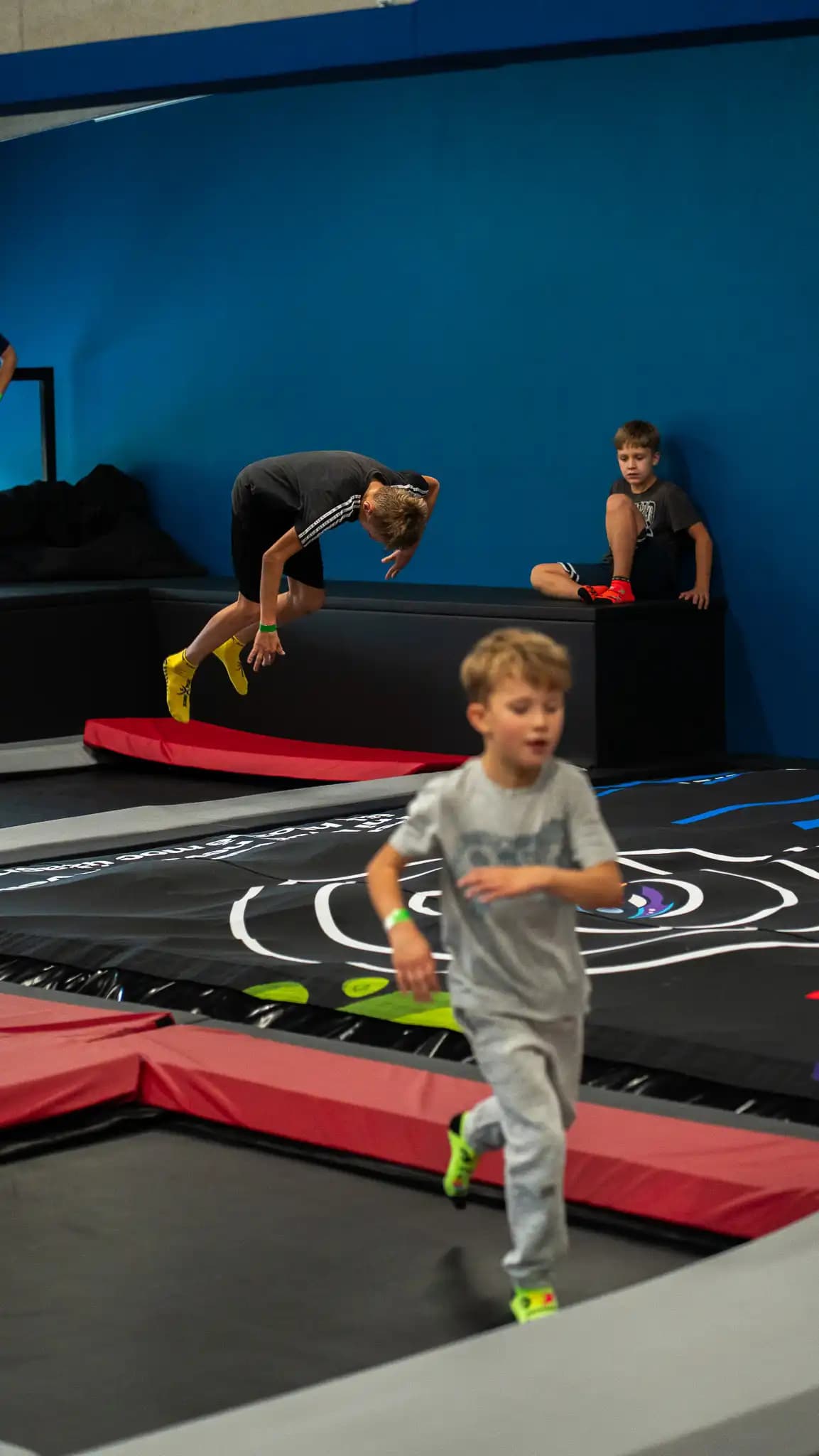 mali parkouriste v trampolinove zone