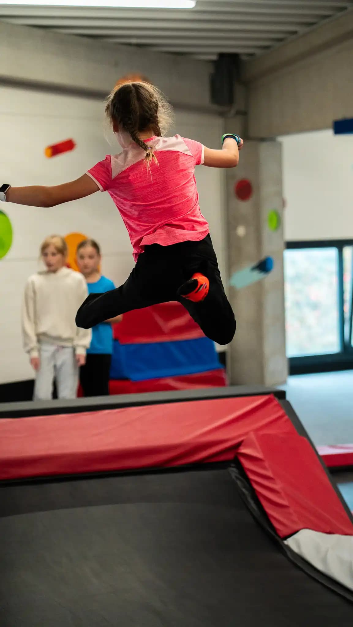 mlada parkouristka skace na trampoline