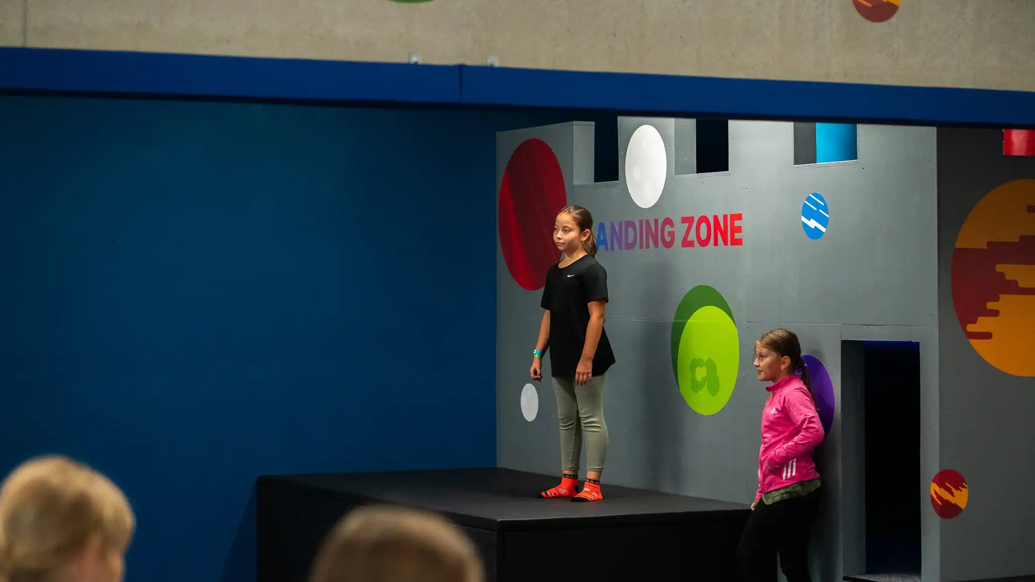 hrad s malou parkouristkou