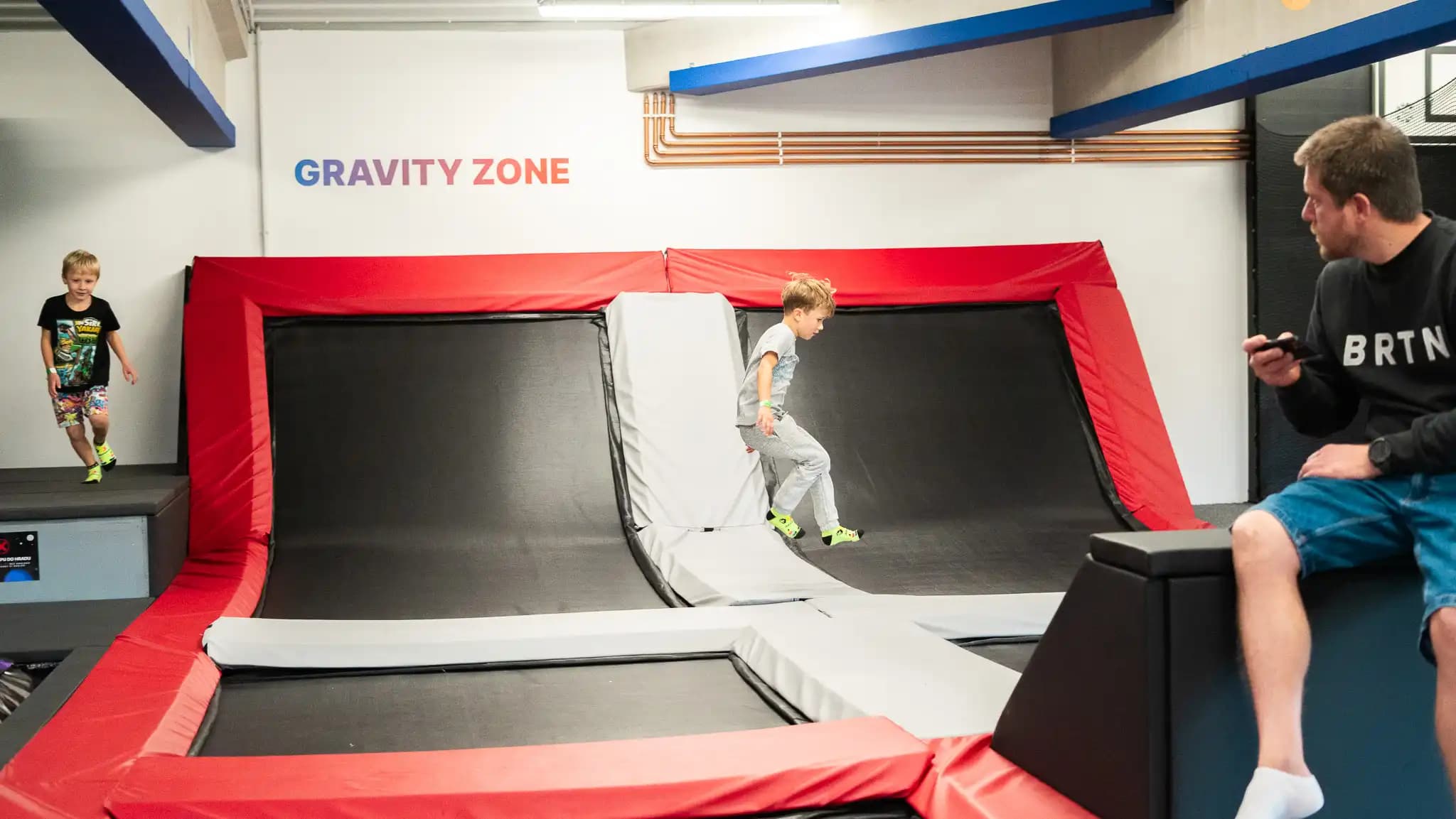 skok na mezi trampolinami