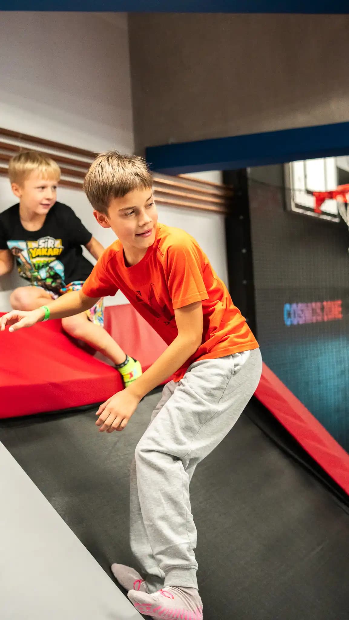 parkourista se pripravuje na skok