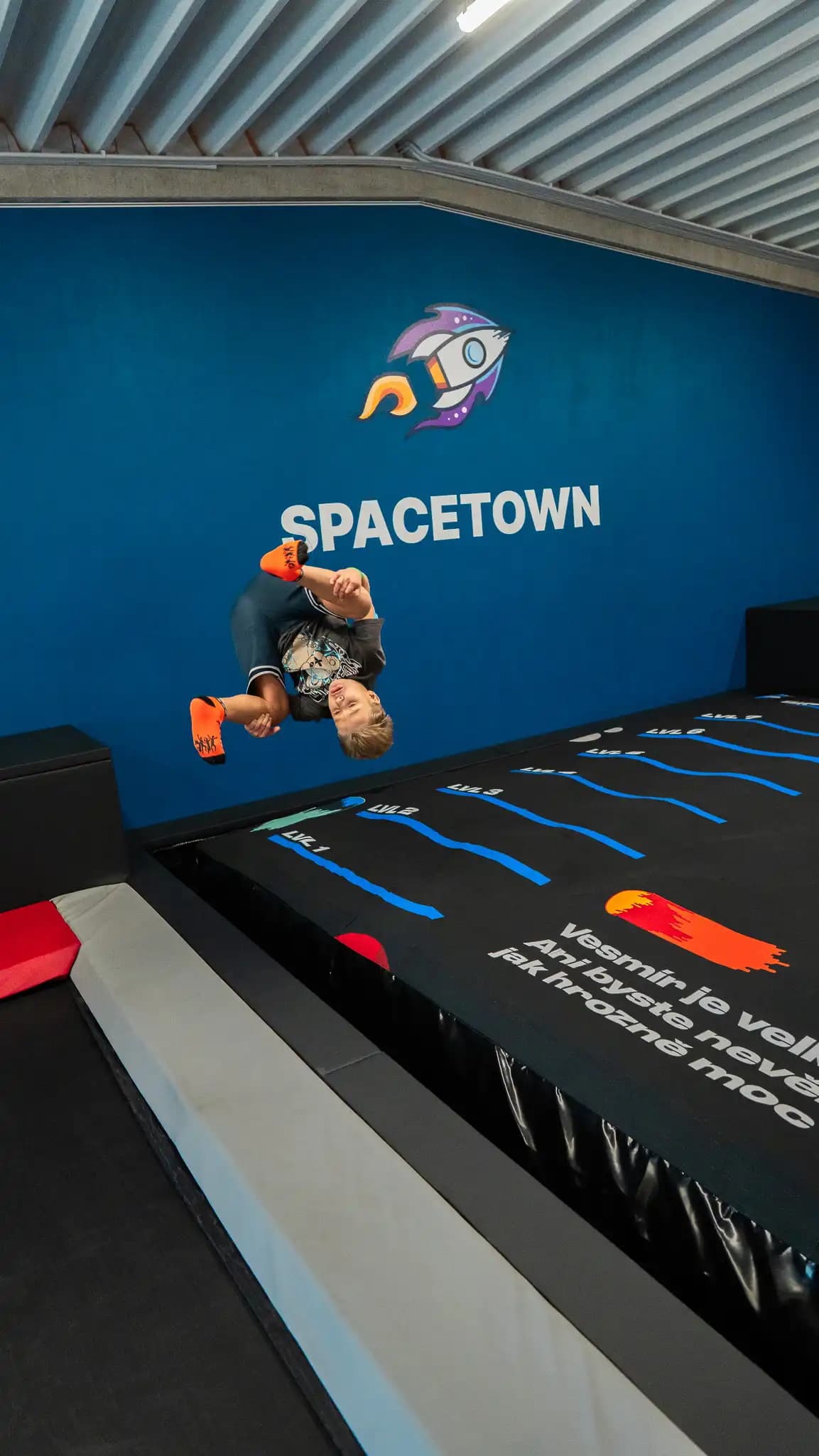 skok do bagu s logem spacetownu